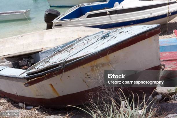 Foto de Abandonado Barcos Na Praia Tropical Decomposição e mais fotos de stock de Abandonado - Abandonado, Acabado, Antigo