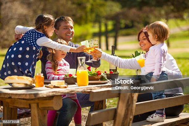 Família Feliz - Fotografias de stock e mais imagens de Banco - Assento - Banco - Assento, Comer, Família