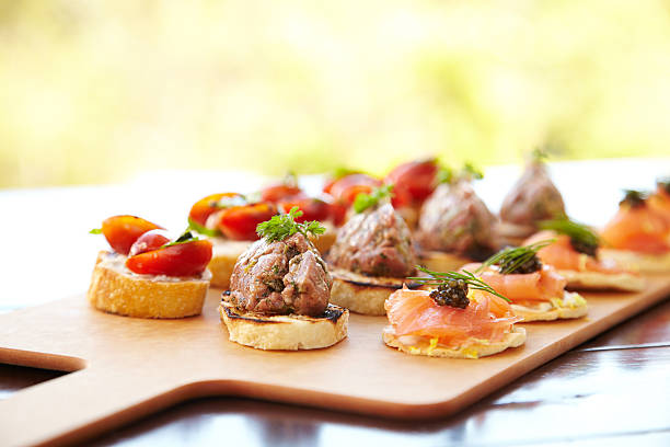 bruschetta aux tomates, fromage, avec du foie gras, et le saumon sauvage - foie gras salt luxury restaurant photos et images de collection