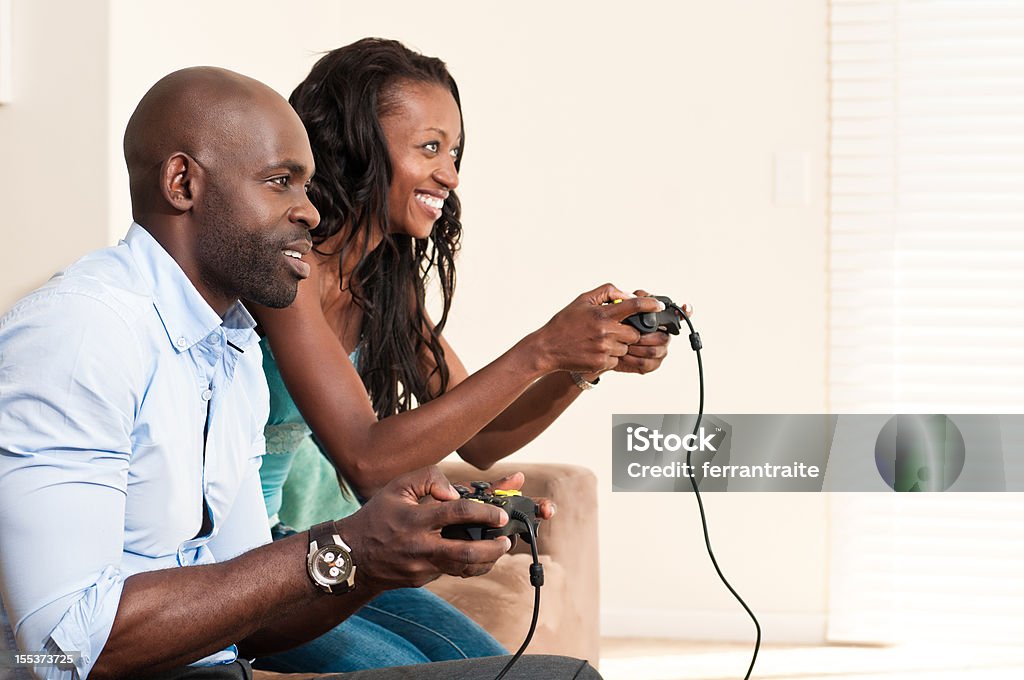 Africaine couple jouant des jeux vidéo - Photo de Console de jeu libre de droits