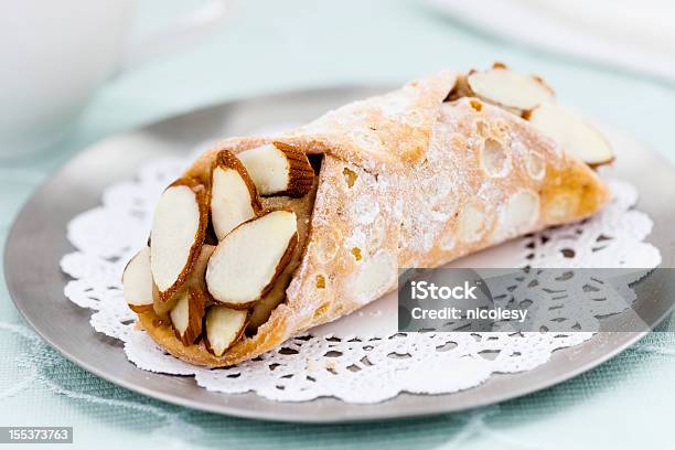 Cannoli - Fotografie stock e altre immagini di Alimentazione non salutare - Alimentazione non salutare, Ambientazione interna, Cannoli