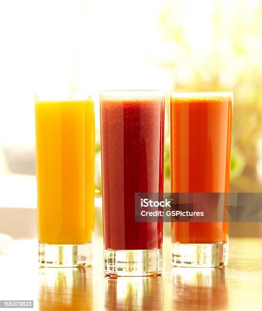 Tre Alto Occhiali Di Arancia Carote E Succo Di Verdura - Fotografie stock e altre immagini di Alimentazione sana