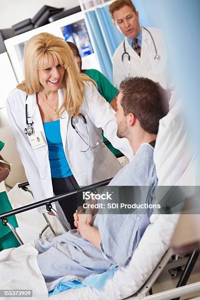 Badanie Bezpieczną Pacjent W Szpitalnej Sali Pooperacyjnej - zdjęcia stockowe i więcej obrazów Szpital