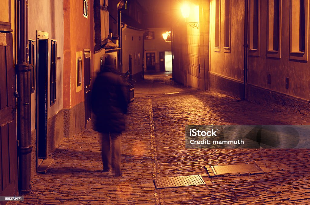 Ciemny alley w Pradze - Zbiór zdjęć royalty-free (Ciemny)