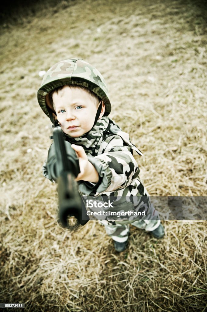 Mettez les mains - Photo de 2-3 ans libre de droits