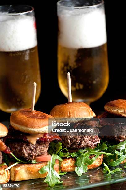 Foto de Minihambúrgueres E Cerveja e mais fotos de stock de Slider - Hambúrguer - Slider - Hambúrguer, Escorregar, Alimentação Não-saudável