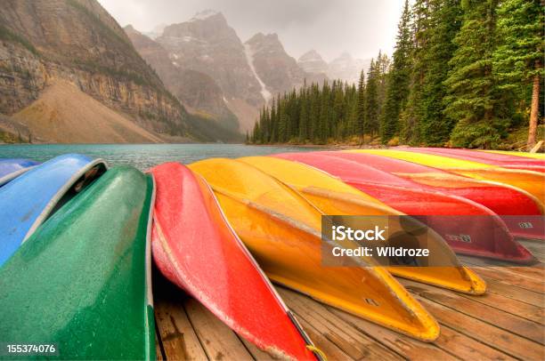 Canoa Sul Lago Moraine Linea Dock Parco Nazionale Di Banff - Fotografie stock e altre immagini di Acqua