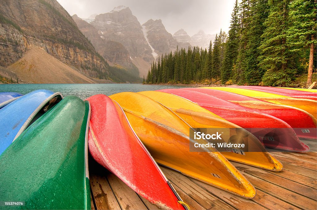 Canoas linha doca no Moraine Lake, Parque Nacional de Banff - Foto de stock de Água royalty-free