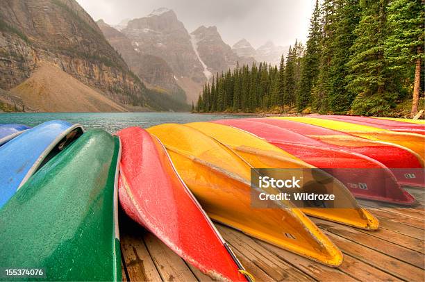 Canoas Linha Acoplar No Lago Moraine Parque Nacional De Banff - Fotografias de stock e mais imagens de Água