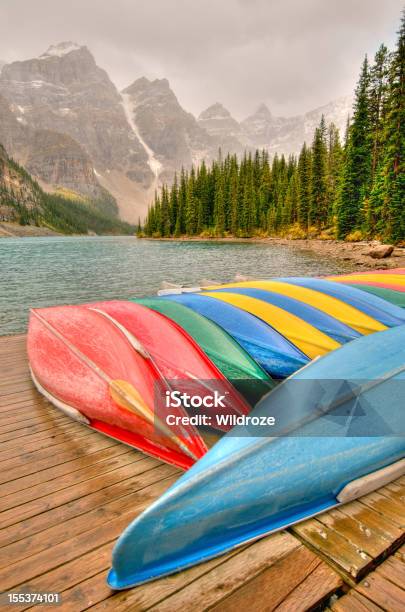 Photo libre de droit de Canoës Ligne Quai Au Lac Moraine Parc National De Banff banque d'images et plus d'images libres de droit de Alberta