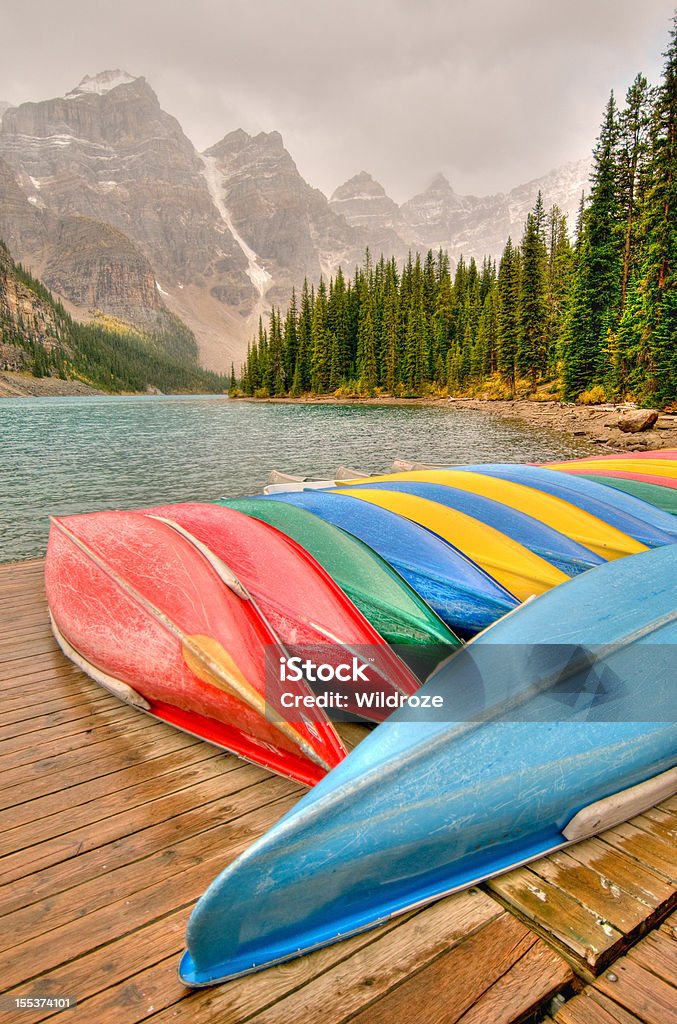 Canoas linha doca no Moraine Lake, Parque Nacional de Banff - Foto de stock de Alberta royalty-free