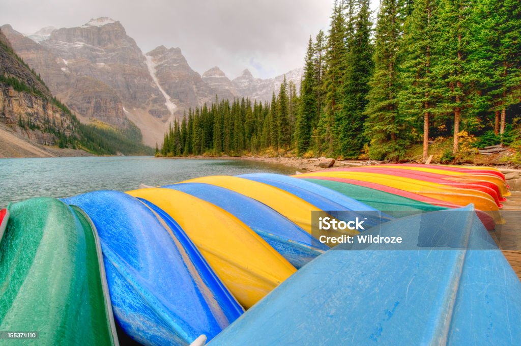 Canoas linha Acoplar no Lago Moraine, Parque nacional de Banff - Royalty-free Alberta Foto de stock