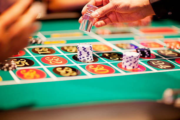 mano de automóviles declarar un premio en la mesa de ruleta - roulette table fotografías e imágenes de stock