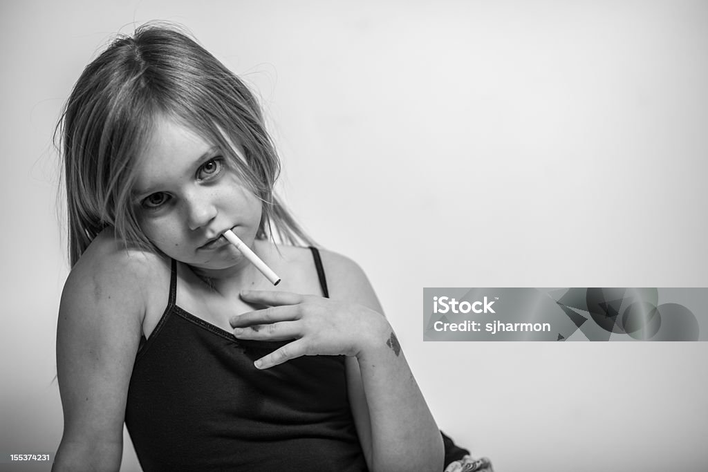 Retrato de joven Chica con cigarrillo en la boca, mirando a la cámara - Foto de stock de Tatuaje libre de derechos
