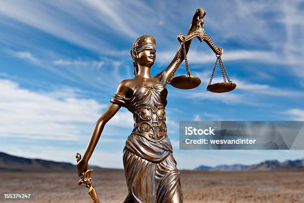 Lecho Del Lago Seco De Themis Foto de stock y más banco de imágenes de Balanzas de la Justicia - Balanzas de la Justicia, Desierto, Sistema jurídico