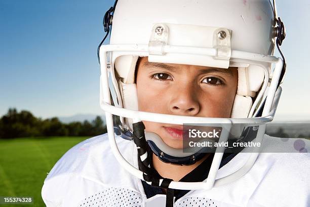 Маленькая Лига Футбол Портрет — стоковые фотографии и другие картинки Американский футбол - Американский футбол, Детство, Ребёнок