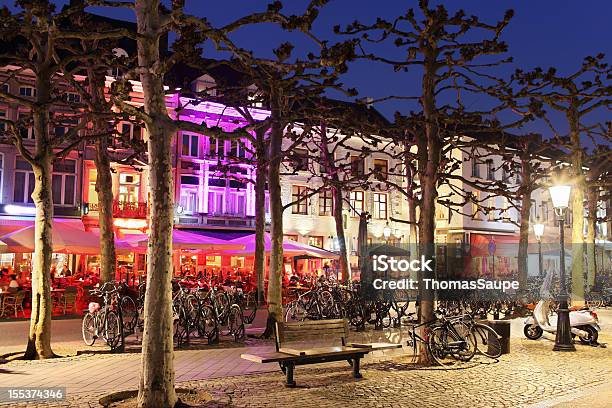 La Vida Nocturna En Maastricht Foto de stock y más banco de imágenes de Maastricht - Maastricht, Bicicleta, Bar