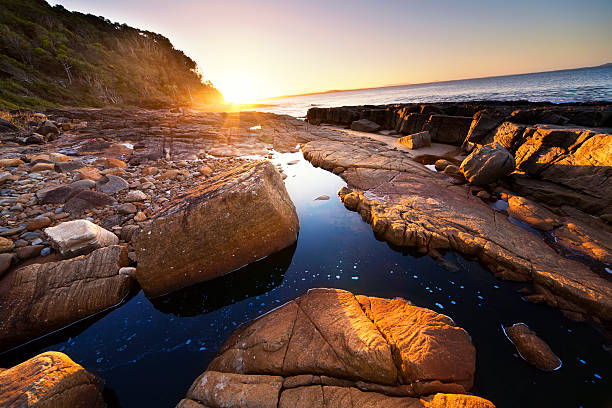 sonnenuntergang über meer rocks - coastline noosa heads australia landscape stock-fotos und bilder