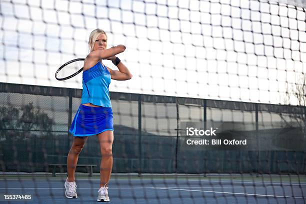 Jugar Al Tenis Foto de stock y más banco de imágenes de Mujeres - Mujeres, Una sola mujer, Adulto
