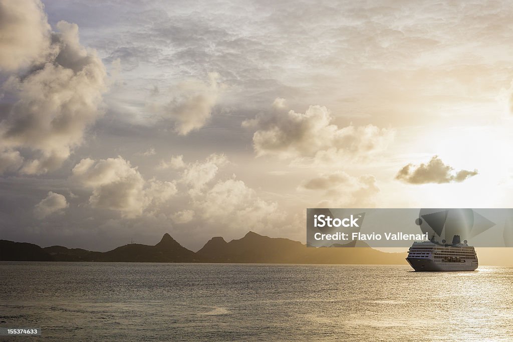 Nave da crociera al tramonto, e Grenadine - Foto stock royalty-free di Nave da crociera