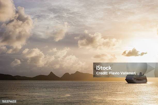 Nave Da Crociera Al Tramonto E Grenadine - Fotografie stock e altre immagini di Nave da crociera - Nave da crociera, Crociera, Mare
