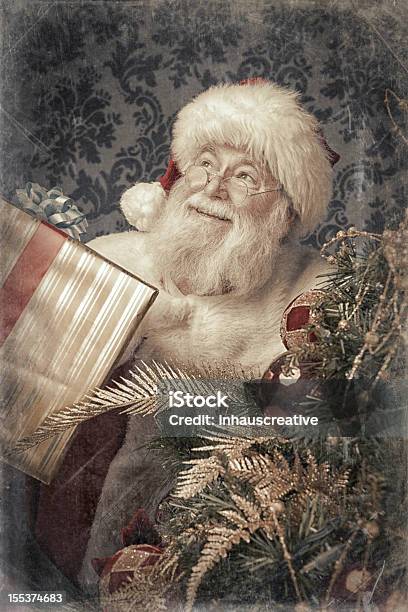Fotografias Do Real Vintage Santa Claus Binging Apresenta - Fotografias de stock e mais imagens de Pai Natal