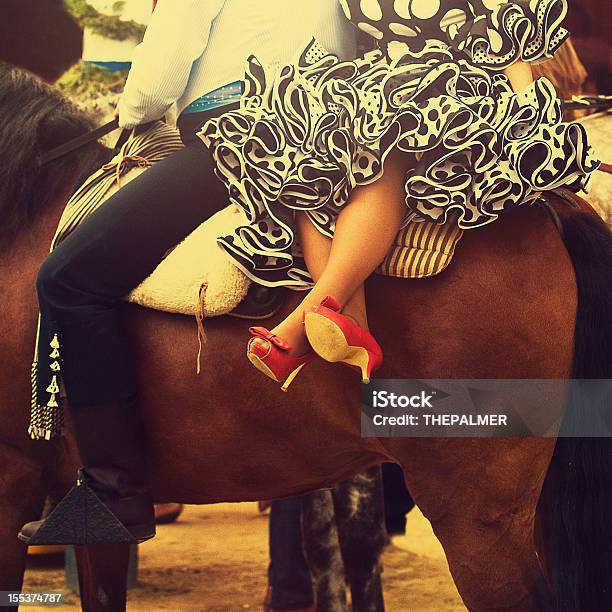 Pferd Fahrer Und Frau In Flamencokleid Stockfoto und mehr Bilder von Flamenco - Flamenco, Kleid, Sevilla