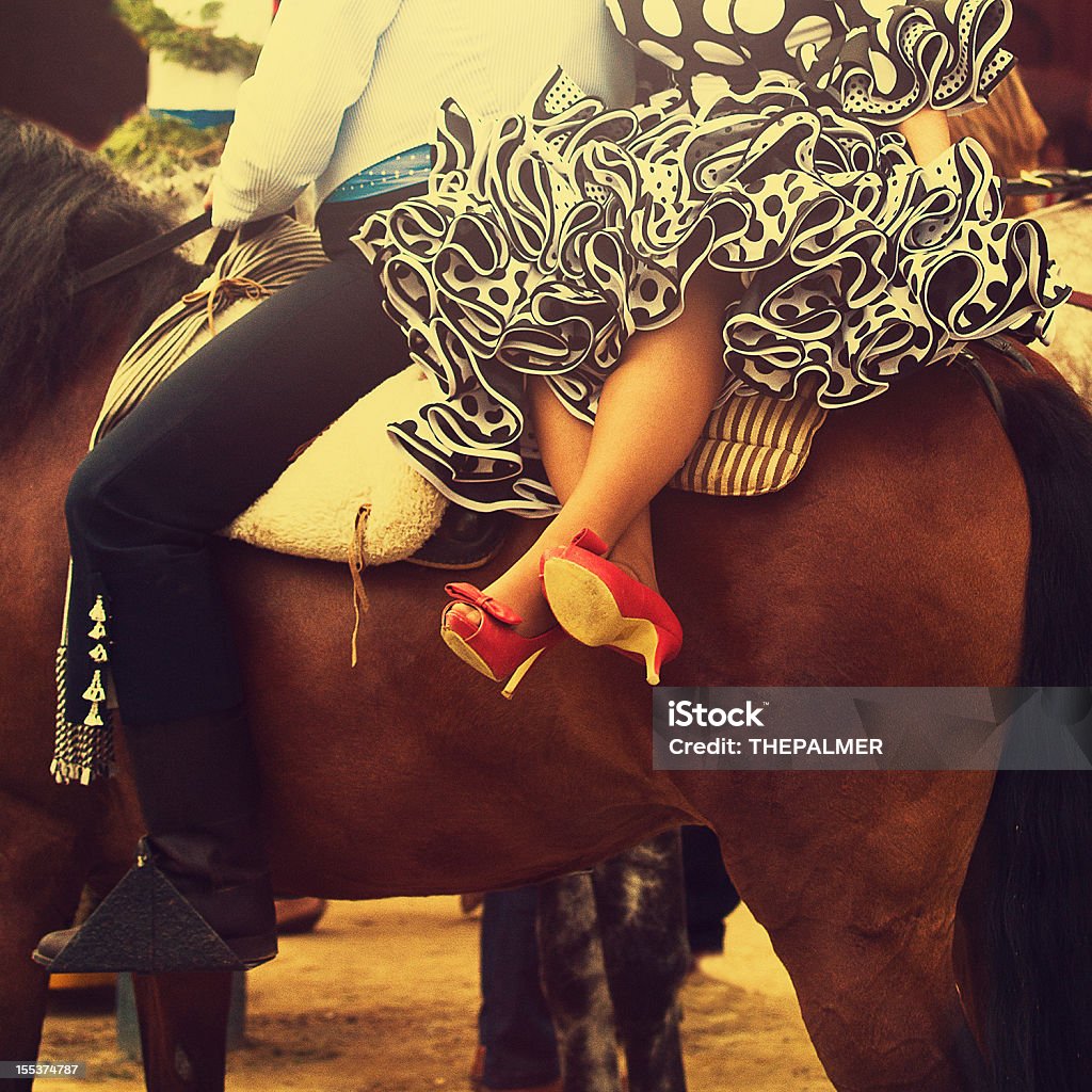 O cavaleiro e o cavalo de mulher em um vestido de flamenco - Foto de stock de Flamenco royalty-free