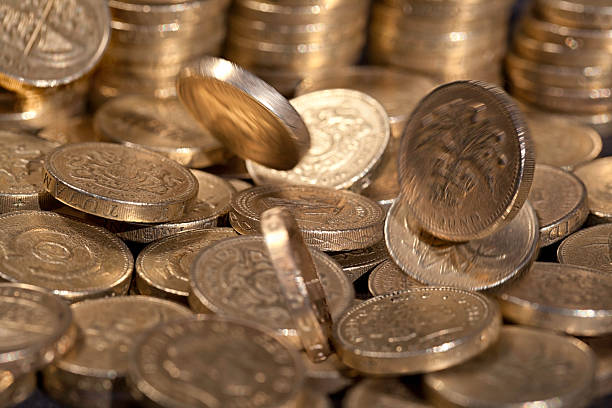 caída de una libra coins, money serie - british coin coin falling british currency fotografías e imágenes de stock