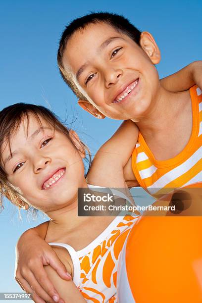 Foto de Menino E Uma Menina União e mais fotos de stock de 6-7 Anos - 6-7 Anos, Abraçar, Alegria