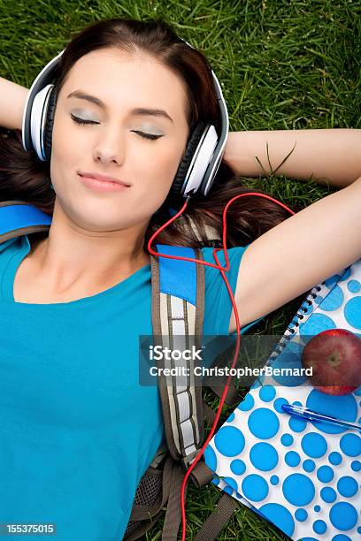 College Student Escuchar Música Foto de stock y más banco de imágenes de Música - Música, Comienzo del año escolar, Gente tranquila