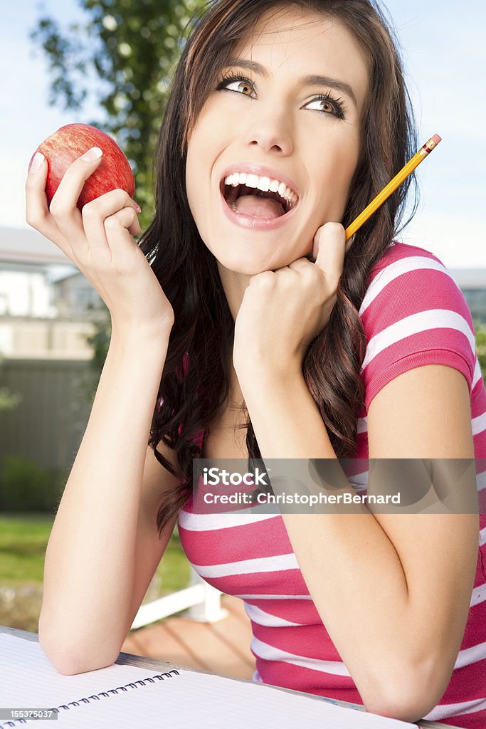 Estudiantes universitarios feliz sosteniendo una manzana - Foto de stock de 18-19 años libre de derechos