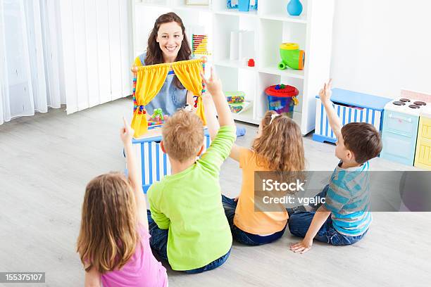 학년기 전 Preschoolers 주정 액티비티스 퍼펫인형 보여주다 공연에 대한 스톡 사진 및 기타 이미지 - 공연, 교실, 유치원생