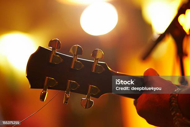 Mann Spielt Gitarre Auf Der Bühne Stockfoto und mehr Bilder von Akkord - Akkord, Aufführung, Ausrüstung und Geräte