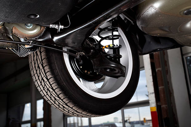 Amortiguadores y traseros de rueda de un coche moderno - foto de stock