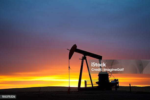 Foto de Pumpjack Silhueta e mais fotos de stock de Vale de Drumheller - Vale de Drumheller, Alavanca, Azul