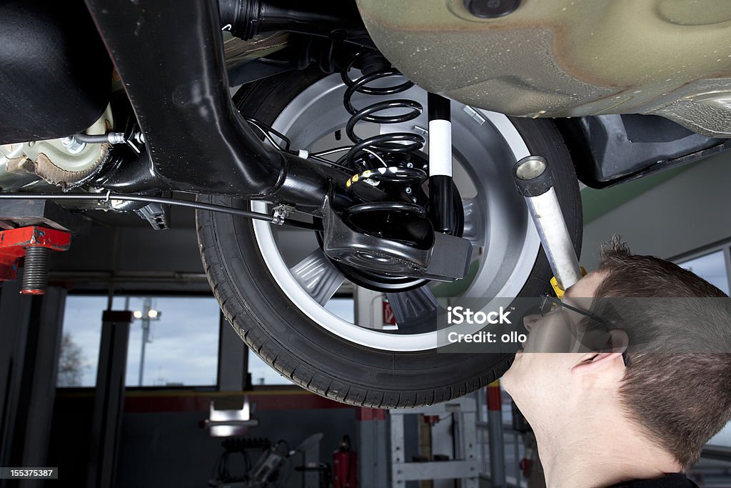 Mécanicien est vérifier le choc absorbers d'une voiture moderne - Photo de Amortisseur libre de droits