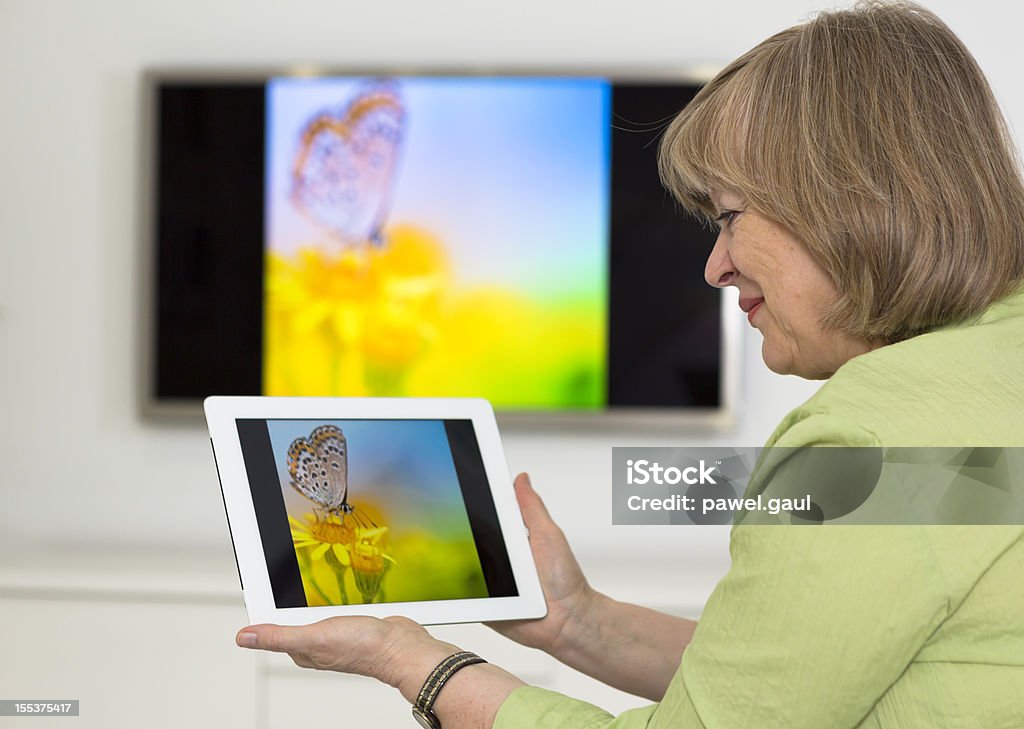 Mujer usando tableta digital - Foto de stock de Adulto libre de derechos