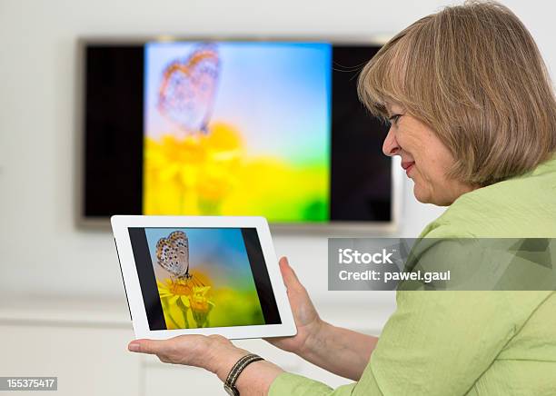 Mujer Usando Tableta Digital Foto de stock y más banco de imágenes de Adulto - Adulto, Adulto maduro, Agarrar