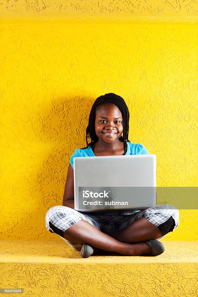 Estudante sentado com laptop africano - Foto de stock de Adulto royalty-free