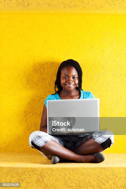 Foto de Estudante Sentado Com Laptop Africano e mais fotos de stock de Adulto - Adulto, Amarelo, Aprender