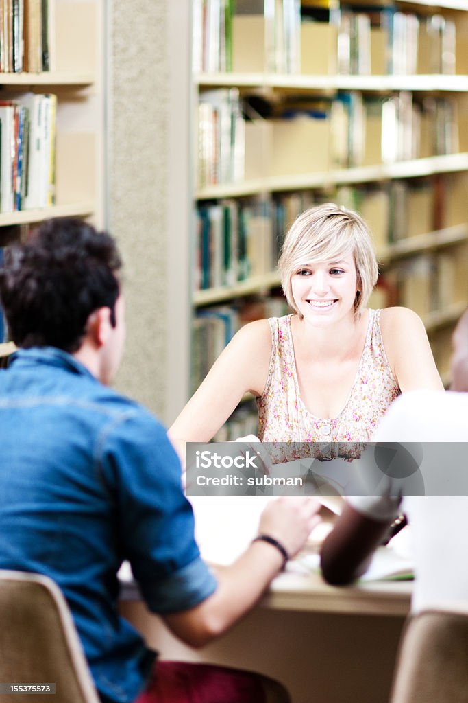 Grupo de estudiantes en la biblioteca - Foto de stock de 20 a 29 años libre de derechos