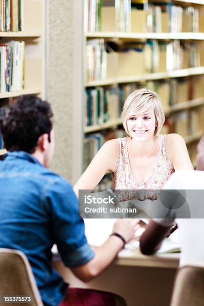 Grupo De Estudiantes En La Biblioteca Foto de stock y más banco de imágenes de 20 a 29 años - 20 a 29 años, Adolescencia, Adolescente