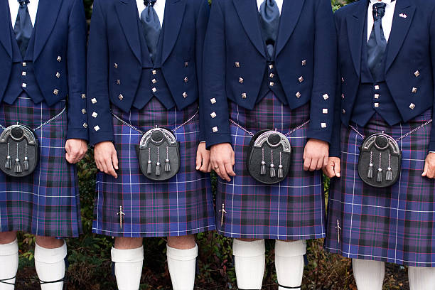 hombres en kilts - falda escocesa fotografías e imágenes de stock