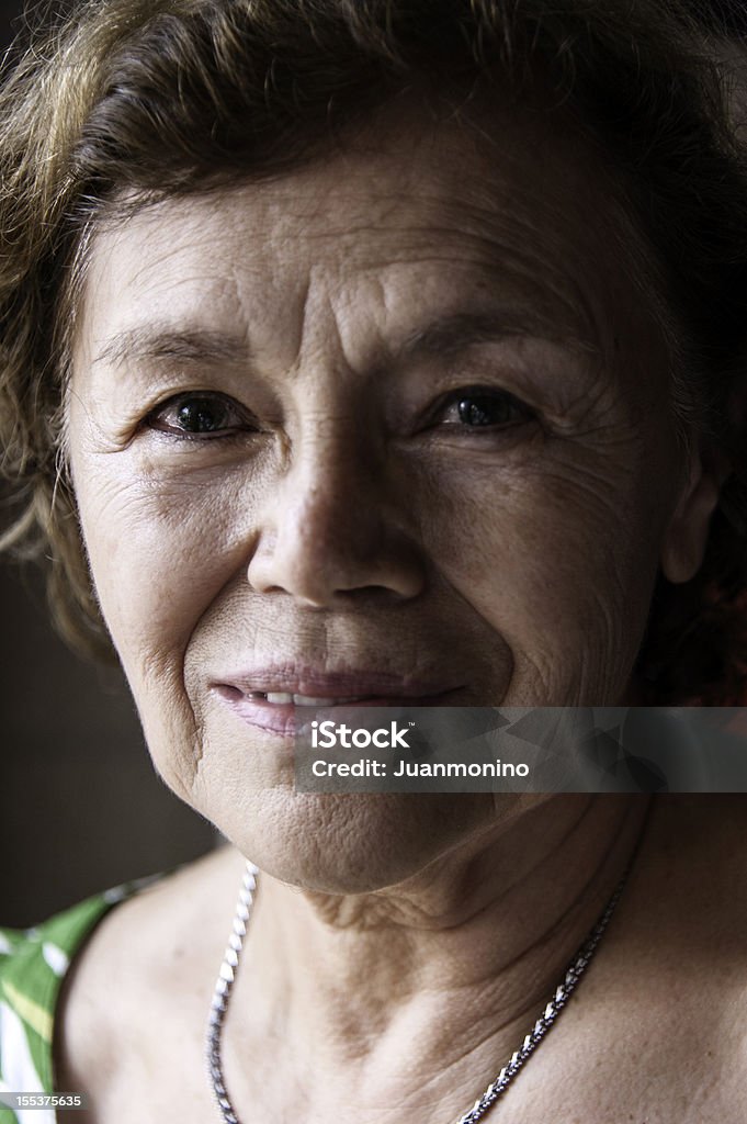 Пожилая женщина улыбается - Стоковые фото 60-69 лет роялти-фри
