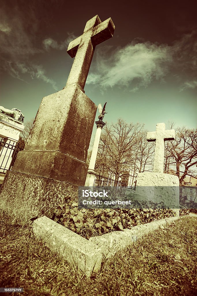scary Kreuze auf Friedhof - Lizenzfrei Abenddämmerung Stock-Foto