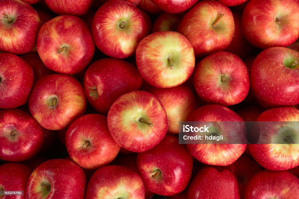 Czerwone jabłka na rynku - Zbiór zdjęć royalty-free (Jabłko)