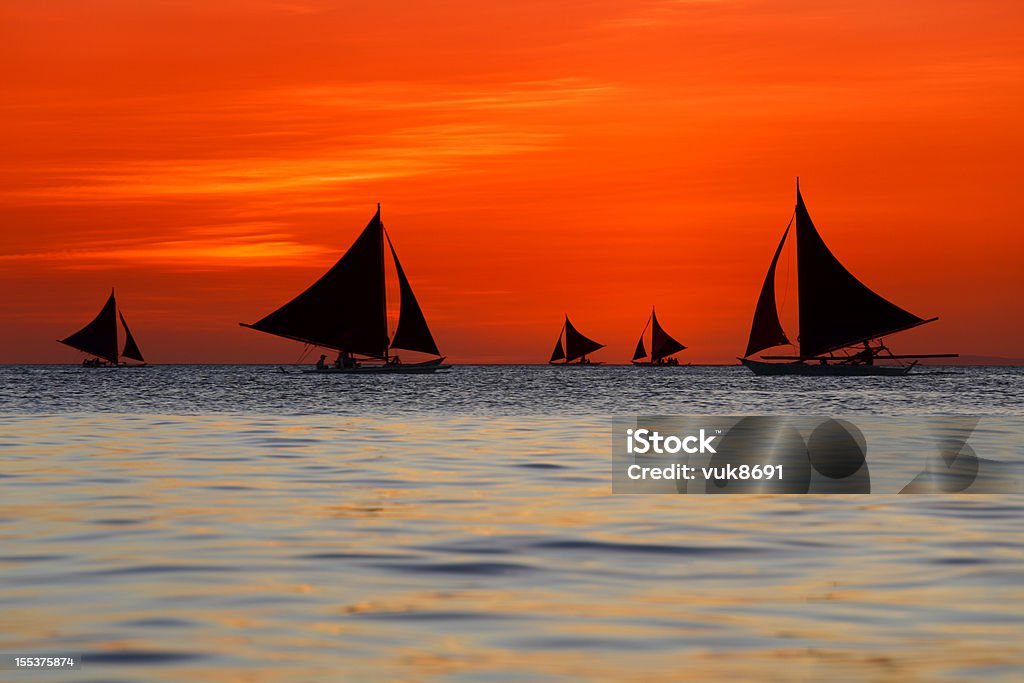 Navigation à voile au coucher du soleil - Photo de Grand groupe de personnes libre de droits