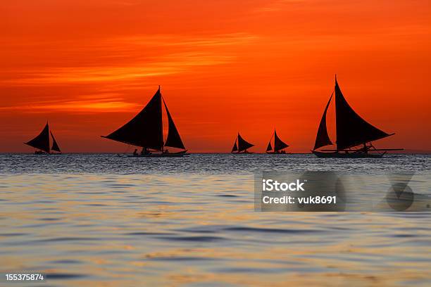 Photo libre de droit de Navigation À Voile Au Coucher Du Soleil banque d'images et plus d'images libres de droit de Grand groupe de personnes - Grand groupe de personnes, Activité, Bateau à voile