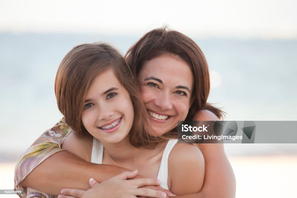 & madre figlia sulla spiaggia - Foto stock royalty-free di Apparecchio ortodontico